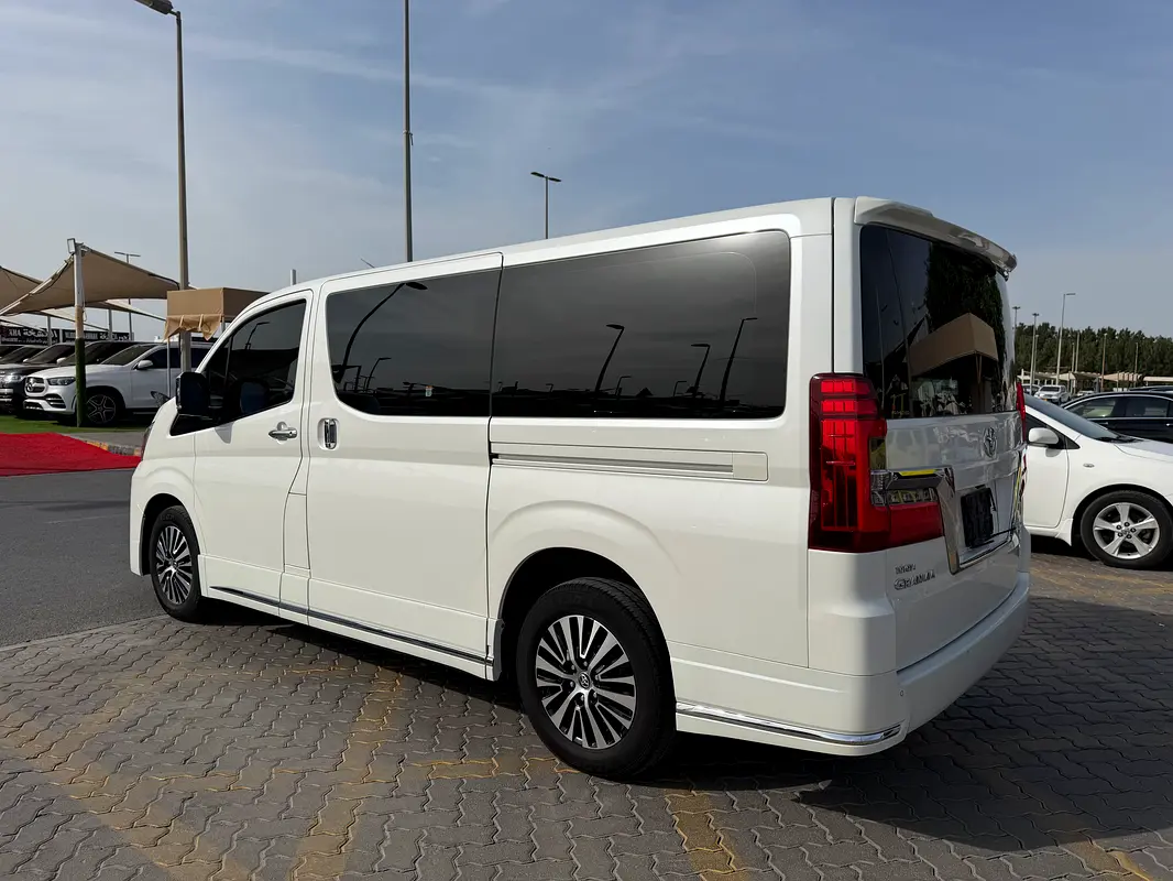 Toyota Granvia 2023