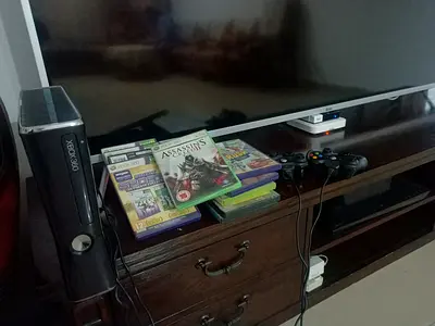 Microsoft Xbox 360 with Games 10 PC and 2  Controller