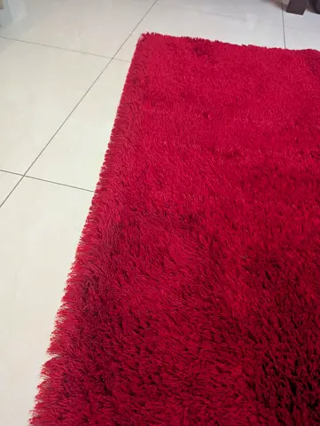 Carpet for sale Size: 220 cm (L) × 145 cm (W) Price: AED 150