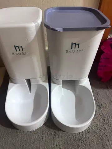 Food and water containers for cats and dogs