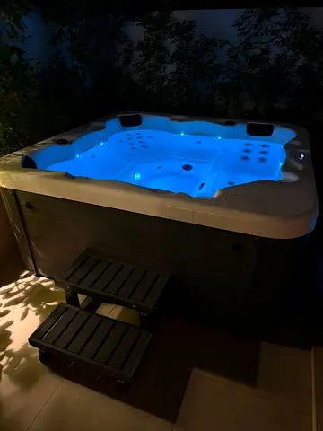 Zenith 6 man hot tub