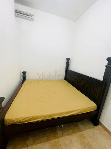King size bed with mattress : 1.8 m x 2m (180cmx200cm)