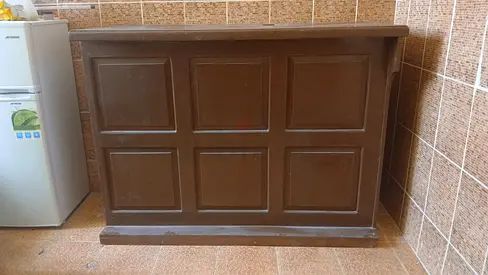 Large wooden bar 2 stools