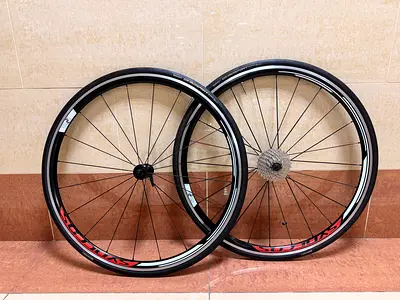 Syncros DT Swiss RR2.0 Wheelset includes 11 Speed cassette and tire