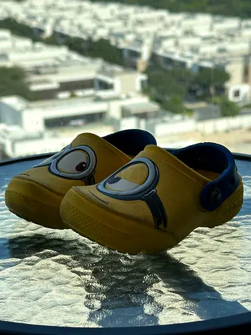 Crocs minions