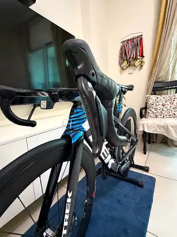 Trek Madone SLR08- Full carbon aerodynamic road bike shimano ultagre-11 speed di2