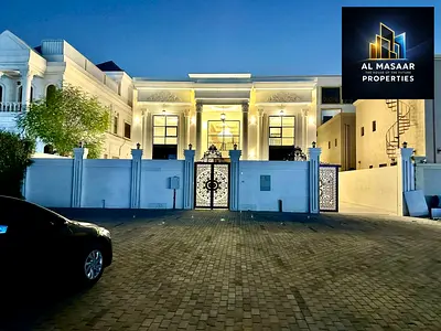 فيلا كلاكسيك 6 غرف ماستر مع رووف و مسبح و مصعد داخلى مساحة البناء7500 قدم بسعر شامل المكييفات مع تملك حر