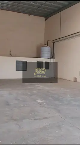 متاح للإيجار بأم القيوين مستودع 2300 قدم كهربا13 كيلوات
