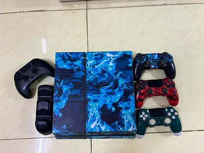 PS4 for sale 1 tb with 4 controllers and a charging dock with the power supply