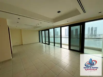 بالشارقة شقة فاخرة 3 غرف وصالة في الخان، بلكونين مع إطلالة بحرية رائعة، غرفة خادمة ماستر، 5 حمامات، باركينج وجيم ومسبح مجاني