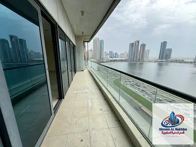 تكييف وباركينج وجيم ومسبح مجاناً – أجمل وأفخم شقة ثلاث غرف وصالة مع بلكون بإطلالة بحرية وغرفة خادمة + غرفة ستور .