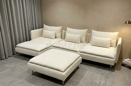 Stylish 3-seater sofa with a big ottoman that can be used as extra seating or a footrest. Perfect fo