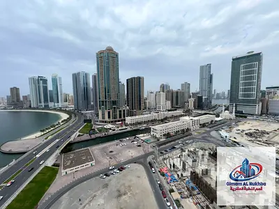 بالشارقة شقة غرفتين وصالة في الخان، بلكون بإطلالة بحرية، غرفة خادمة ماستر، 4 حمامات، إطلالة على قناة القصباء، باركينج وجيم ومسبح