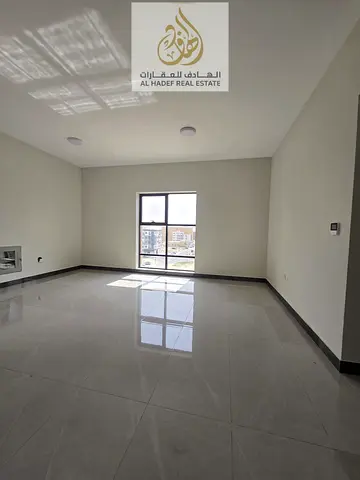 � فرصة مميزة للإيجار في عجمان – شقة غرفتين وصالة بتشطيب سوبر ديلوكس بموقع استراتيجي 🔥