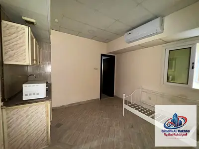 بالشارقة استوديو في البوطينة خلف اللولو ومركز التخفيضات، تصميم عملي، الإيجار 16,000 درهم، 4 أو 6 دفعات، تأمين شيك