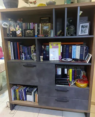 A solid Book Shelf
