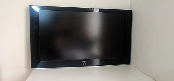 40 inch Samsung LCD LED TV (Not Smart) // Good Condition
