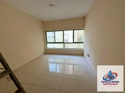 بالشارقة شقة غرفة وصالة في الرولة، مريحة وعملية، الإيجار 25,000 درهم، 4 دفعات، جاهزة للسكن قريبه من جميع الخدمات بمنطقة حيوية