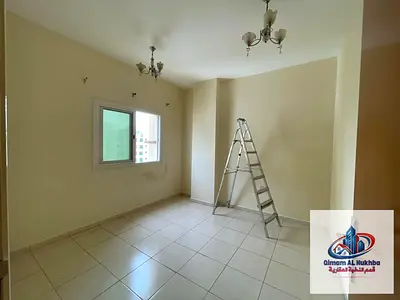 بالشارقة شقة غرفة وصالة في البوطينه – المستثمر، مريحة وعملية، الإيجار 25,000 درهم، تسهيلات في الدفع وتأمين شيك