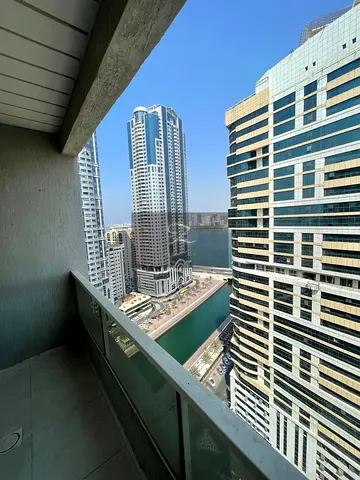 🏢 للبيع شقة مميزة في الشارقة – كوين تاور (Q1)إطلالة مباشرة على القصباء والبحيرة