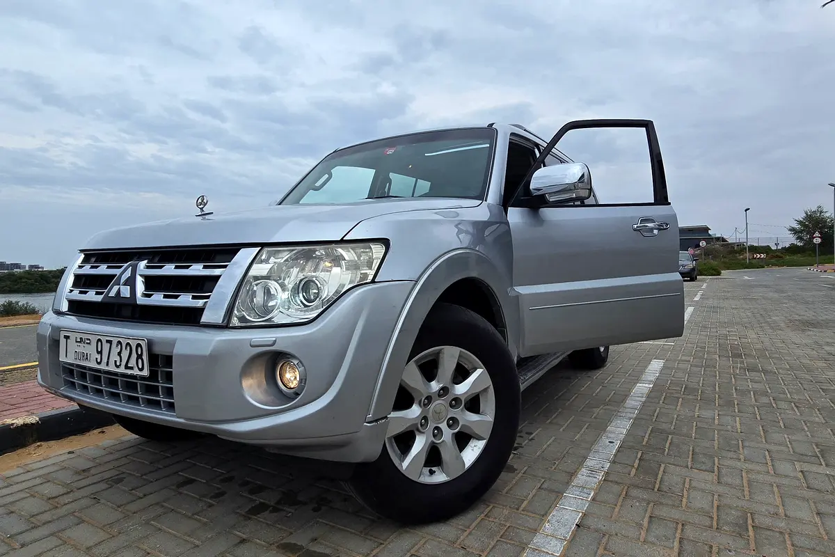 Mitsubishi Pajero 2013 — photo 1 of 10
