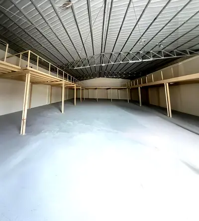 مساحة 4999 قدم مربع مع طابق نصفي/ مكتب/ مطبخ/ حمام/ موقع مطل على الطريق/ مساحة واسعة لتحميل وتفريغ منتجاتك/ للتخزين فقط/ الإيجار 195000/ رقم التعريف 1