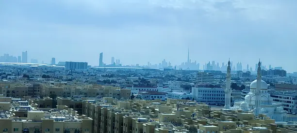 شقة رائعة بإطلالة خلابة، مساحتها مناسبة، غرفتا نوم وصالة للإيجار في القصيص الخامس بدبي (للعائلات فقط)، سهولة الوصول إلى جميع أنحاء دبي