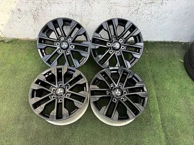 4x Original Mitsubishi 18inch wheels