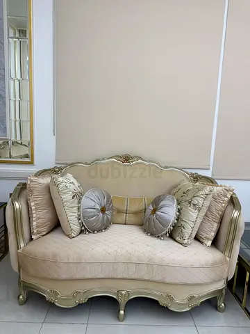 Elegant Vintage Style Sofa with Decorative Pillows