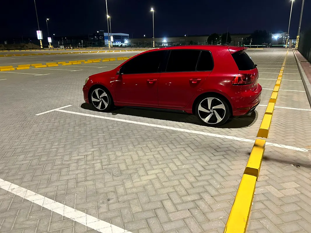 Volkswagen Golf 2011 — photo 1 of 2
