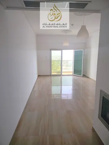 الايجارسنوي في عجمان منطقة النعيميه 3 قريب من بنك دبي الاسلامى  شقه غرفتين وصاله مع بلكونه اطلاله تكيف مركزي 2 حمام غرفه ماسترتشطيبات ممتازه مساحة واس