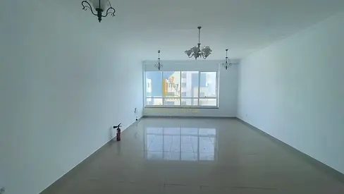 للبيع شقة رئعة 3 غرف في برج المهند – كورنيش البحيرة – الشارقة