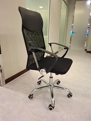 Comfortable Office Chair with Mesh Back