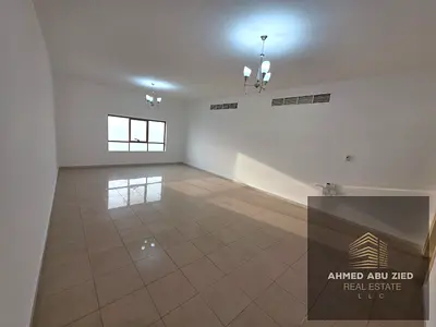 شقة فاخرة 3 غرف وصالة على كورنيش عجمان بإطلالة بحرية مباشرة، تصلح سكني وتجاري، 3 حمام، بلكونة، موقع مميز، دفع 4 دفعات