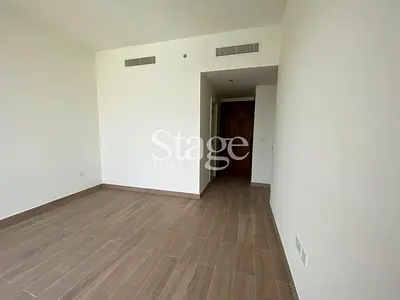 Spacious 2 BR I Corner Unit I Vacant Now