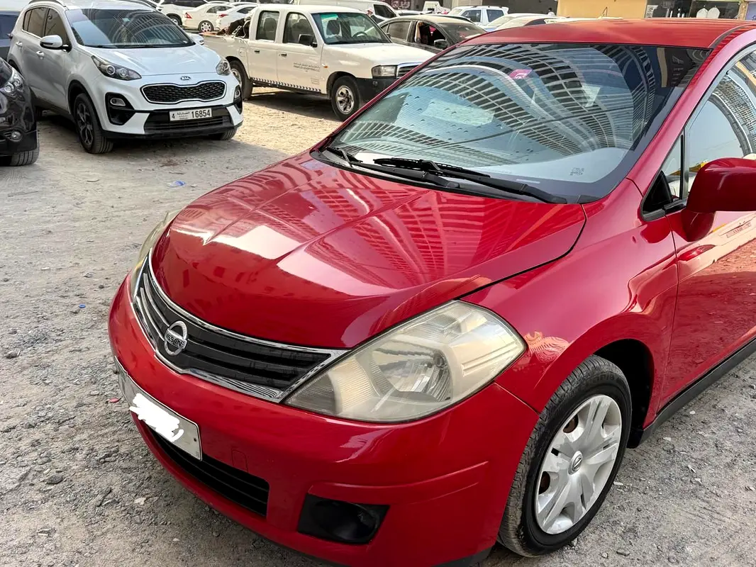 Nissan Tiida 2012 — photo 1 of 6