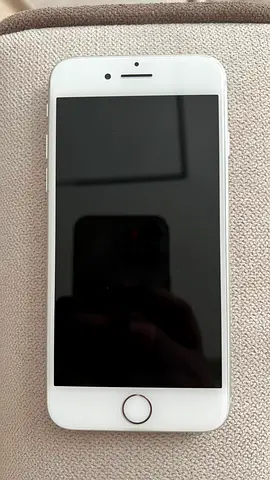 للبيع ايفون 7 بطاريتة 84% نظيف مطلوب 220 وقابل بشي بسيط للجاد توصيل سريع بوظبي 
للتواصل :