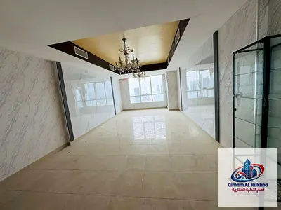 بالشارقة شقة غرفتين وصالة في الخان، إطلالة بحرية، بلكونة، غرفة خادمة ماستر، مخزن، 4 حمامات، باركينج مجاني، الإيجار 75,000 درهم
