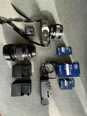 FUJIFILM X-T1 GRAPHITE SILVER BODY + 2 LENSES + BATT GRIP (Price breakdown in the describsion)