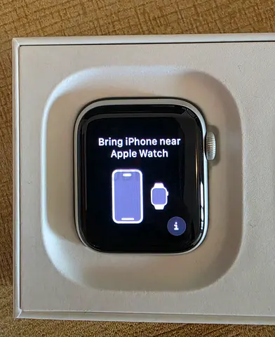 Apple Watch SE 2 40mm, like new condition, with Complete Box + Stainless Steel Milanese loop band