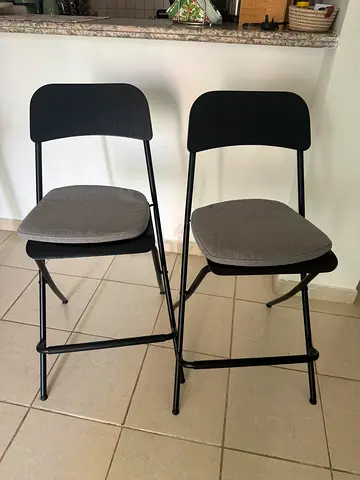 2 BAR STOOLS WITH CASHIONS - LIKE NEW