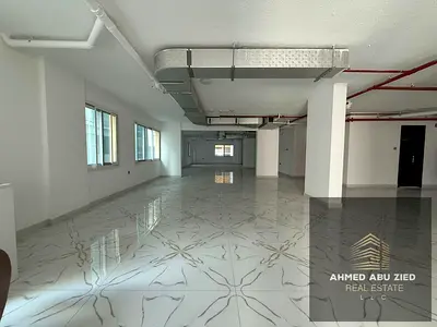 ميزان تجاري للإيجار في المويهات 3 – عجمان | مدخل أرضي مستقل – مساحة مفتوحة 2500 قدم – قابلة للتقسيم – بناية حديثة – 170 ألف