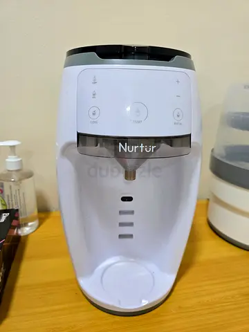 محضر حليب الأطفال مع معقم زجاجات الحليب مستعمل بحالة جيدة