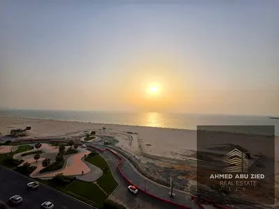 شقة 3 غرف وصالة بإطلالة بحرية مباشرة مناسبة للسكني والتجاري