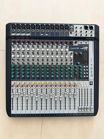 Soundcraft Signature 16 Mixer with effects