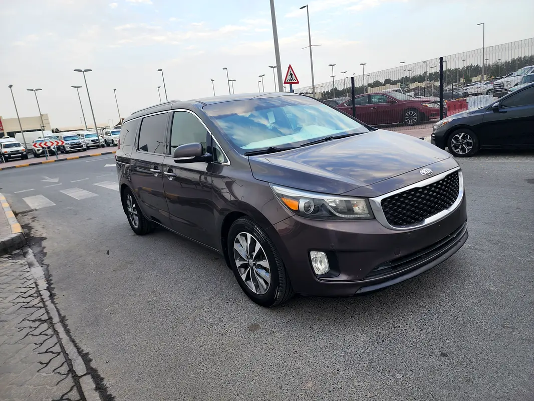 Kia Sedona 2017 — photo 1 of 16