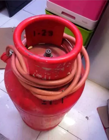 22kg Gas cylinder with full of gas available in Dubai , urgently need to sale