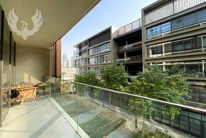 Corner | Large layout | Treetop view | Vacant Nov