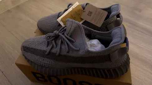 Yeezy 350 v2 gray steel