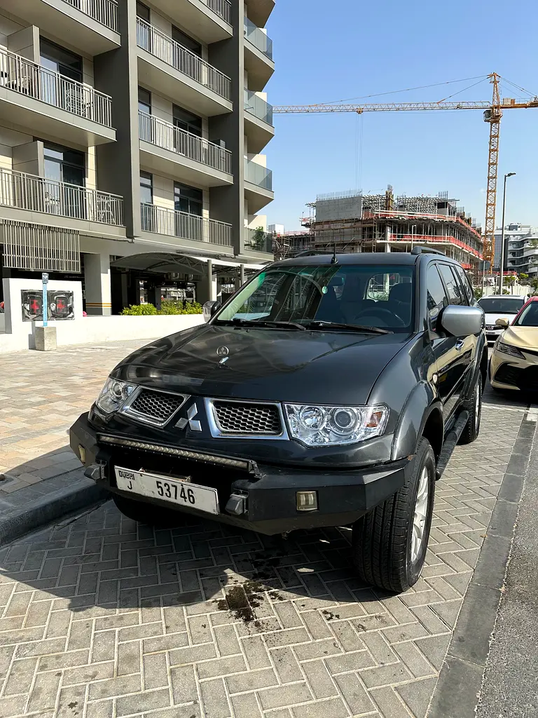 Mitsubishi Pajero Sport 2011 — photo 1 of 9